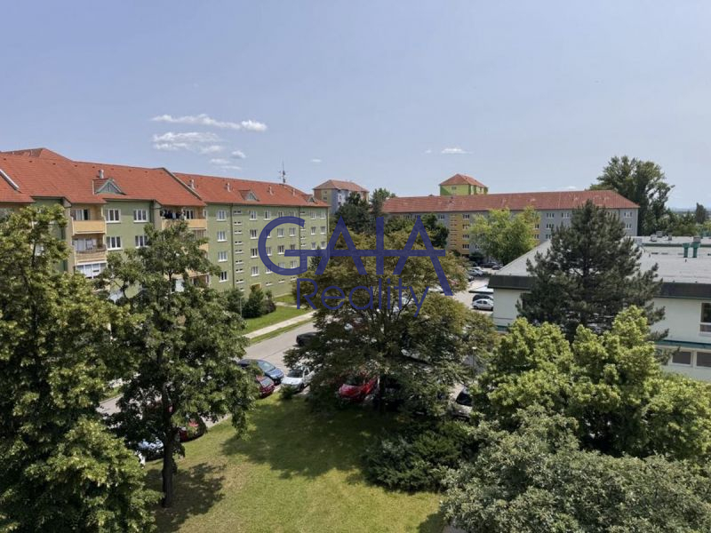 Pronájem krásného zařízeného bytu 2+1 s balkonem a nikou