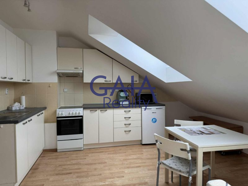 Pronájem hezkého podkrovního bytu 3+kk, 70 m²