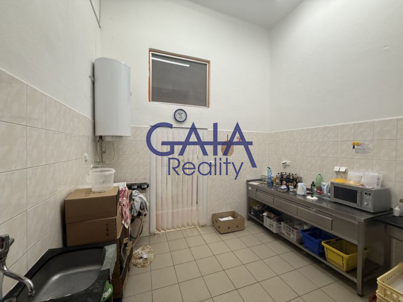 Komerční objekt po rekonstrukci s fotovoltaikou 