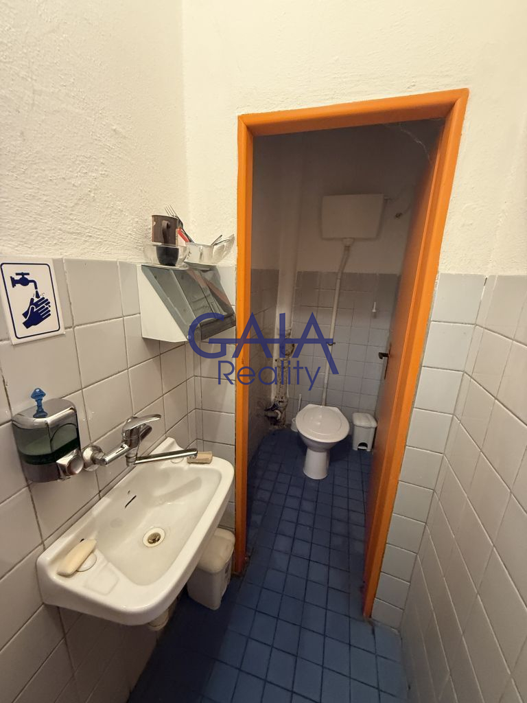 Komerční objekt po rekonstrukci s fotovoltaikou 