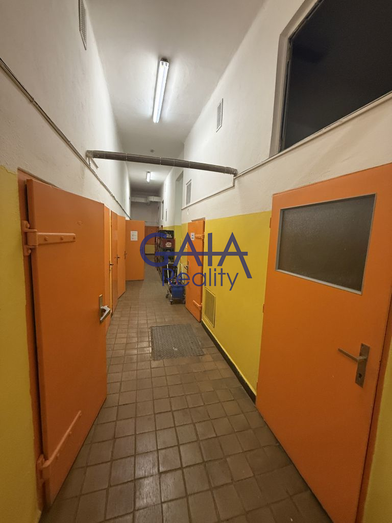 Komerční objekt po rekonstrukci s fotovoltaikou 