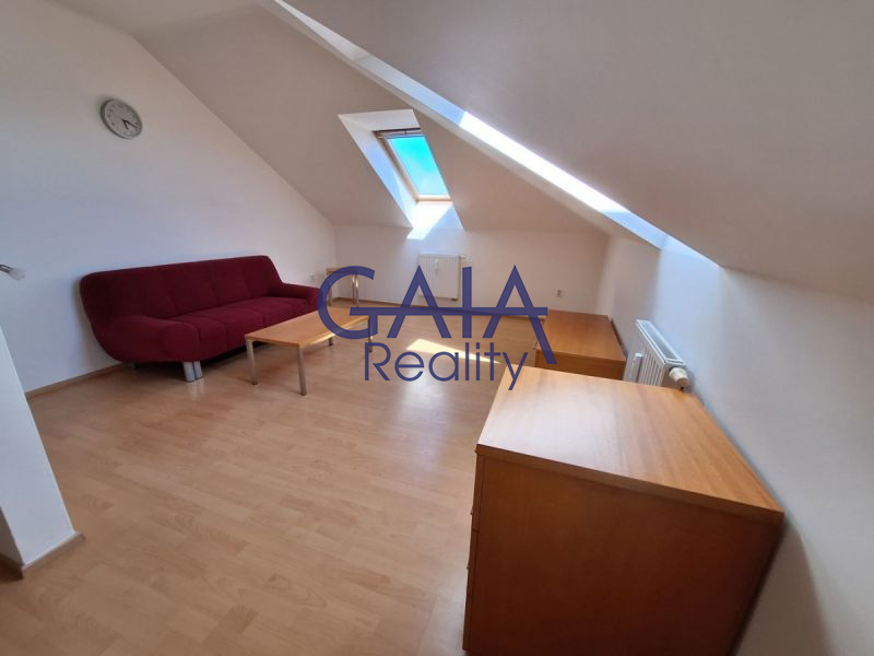 Pronájem bytu 1+kk, 46 m&sup2; s balkonem – Prostě