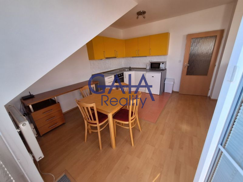 Pronájem bytu 1+kk, 46 m&sup2; s balkonem – Prostě