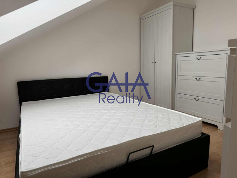 Pronájem hezkého podkrovního bytu 3+kk, 70 m²