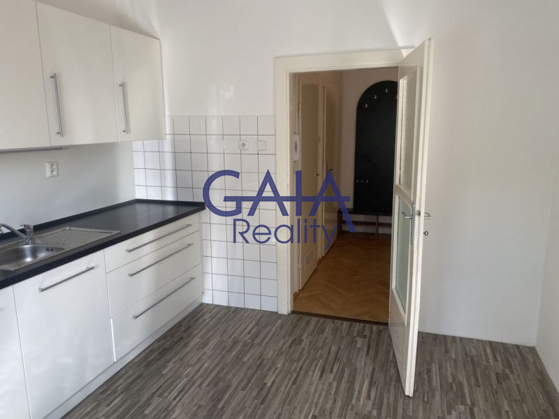 Pronájem prostorného bytu 2+1 (73 m²) blízko centra