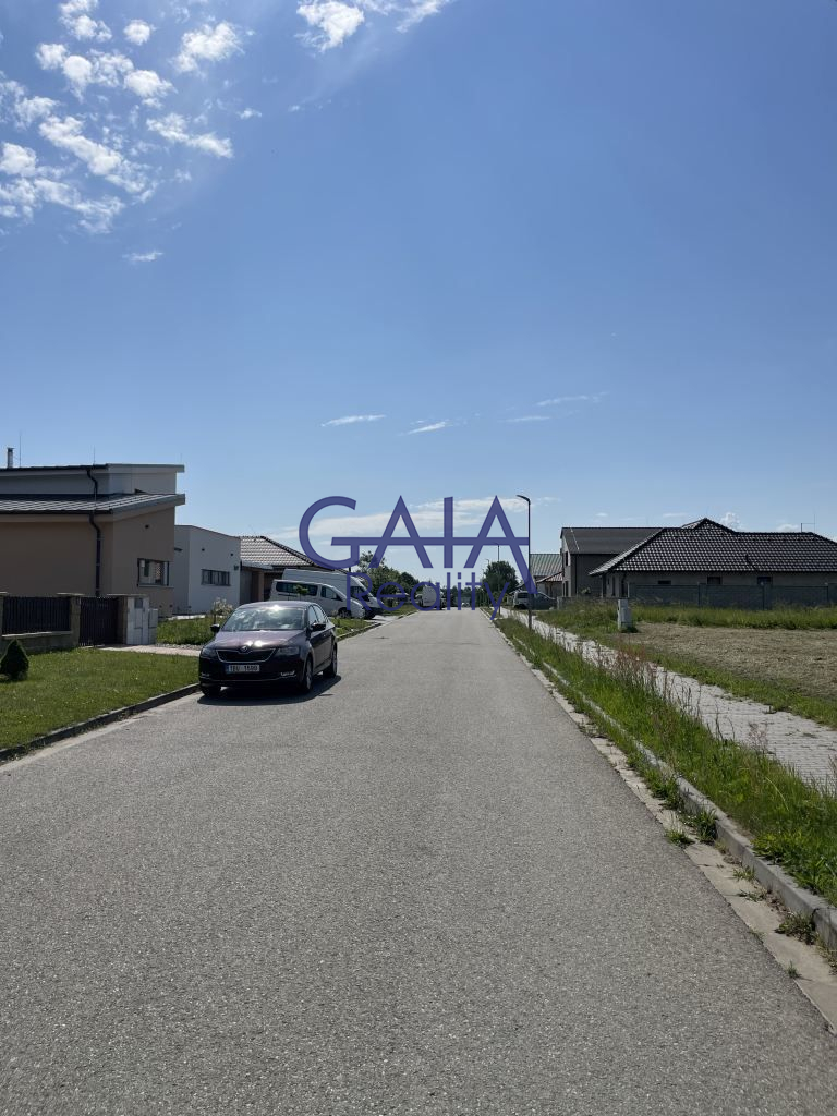 Pozemek u lesa se stavebním povolením