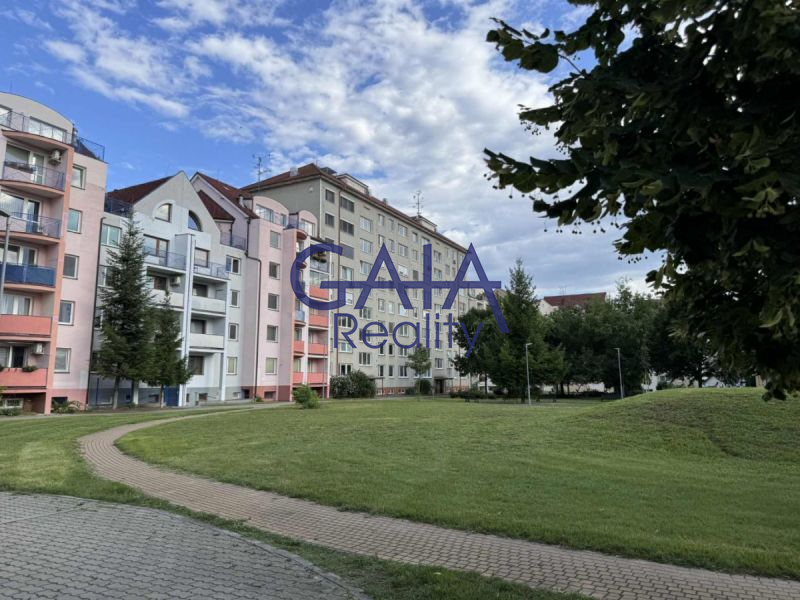 Podnájem bytu 3 +1 s balkonem nedaleko centra měst