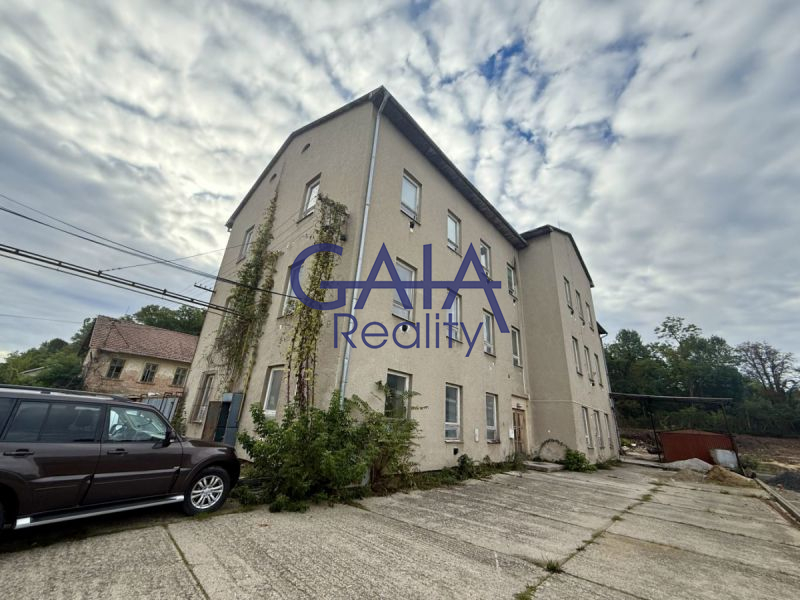 Investiční projekt: třípodlažní budova s rozsáhlým pozemkem