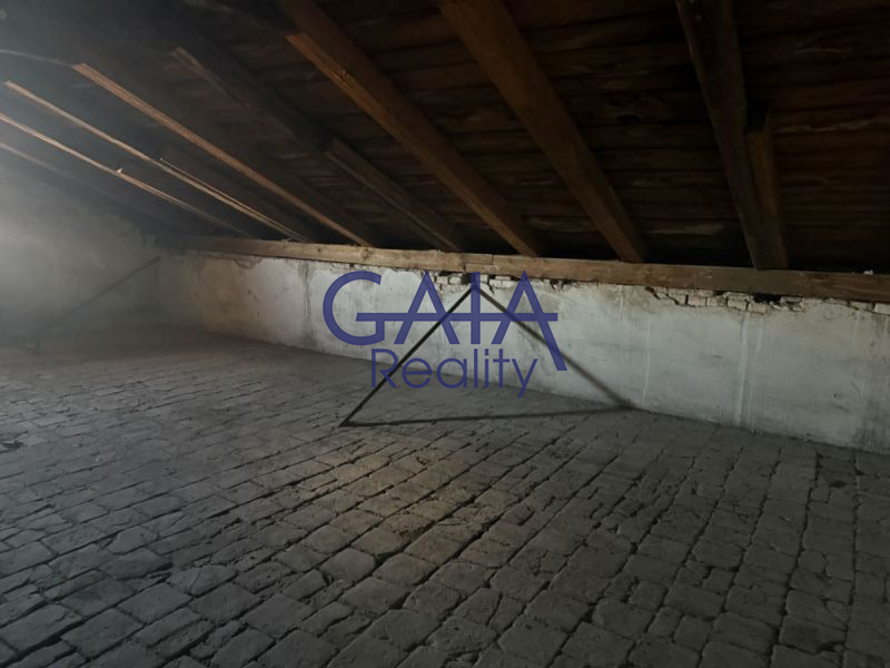 Investiční projekt: třípodlažní budova s rozsáhlým pozemkem