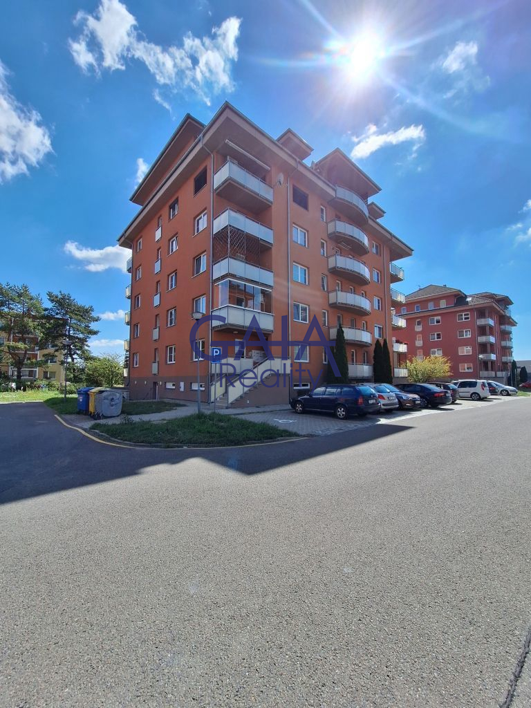 Pronájem bytu 1+kk, 46 m&sup2; s balkonem – Prostě