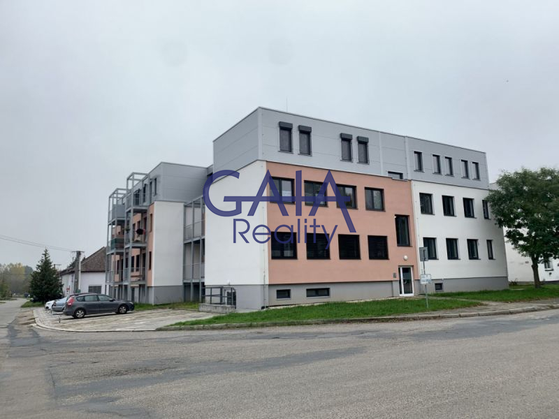 Pronájem prostorného bytu 1+kk s balkonem v Rohatci
