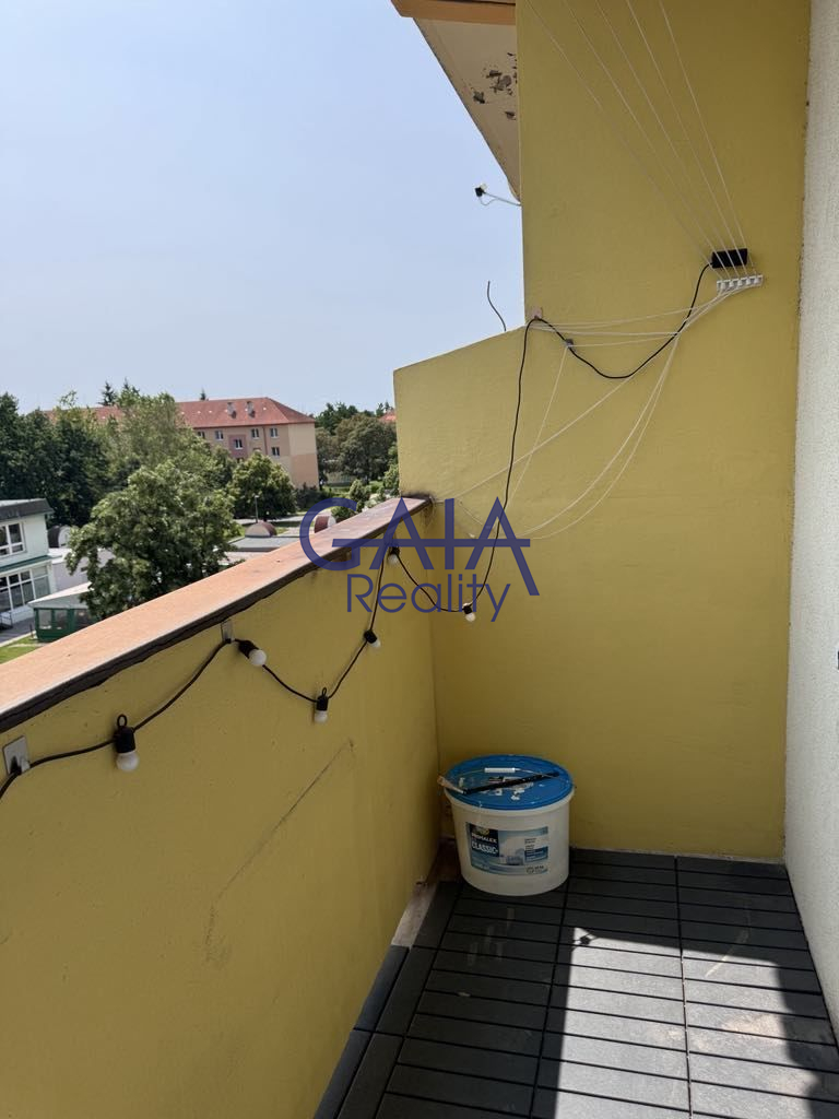 Pronájem krásného zařízeného bytu 2+1 s balkonem a nikou