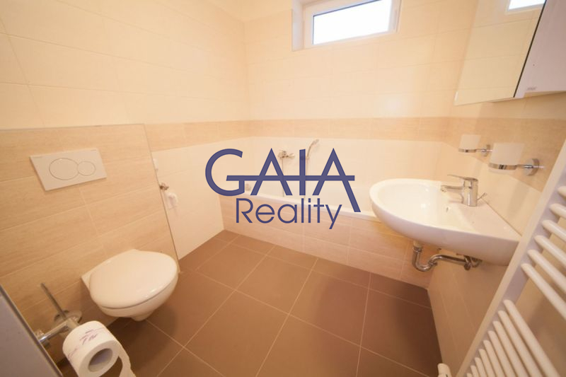 Moderní byt 2+kk s lodžií a pěkným výhledem 