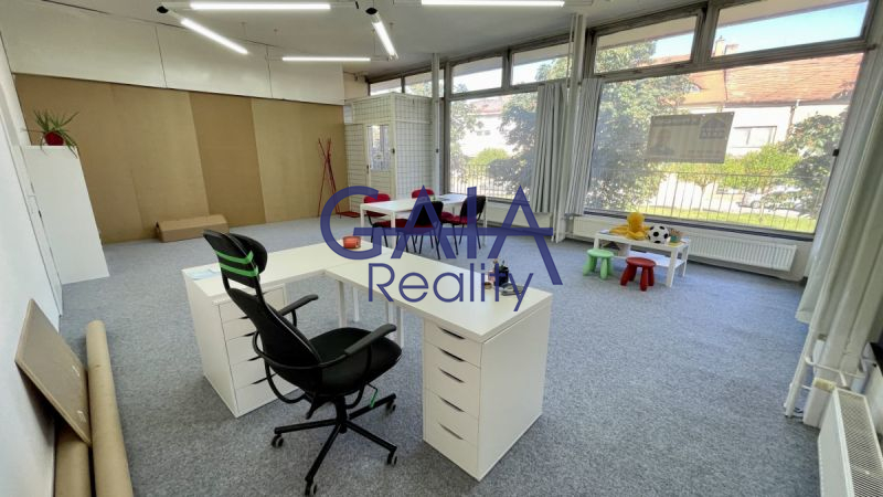  Rohový prostor pro kancelář či obchod v centru města
