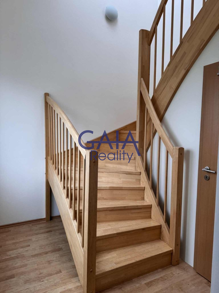 Pronájem hezkého podkrovního bytu 3+kk, 70 m²