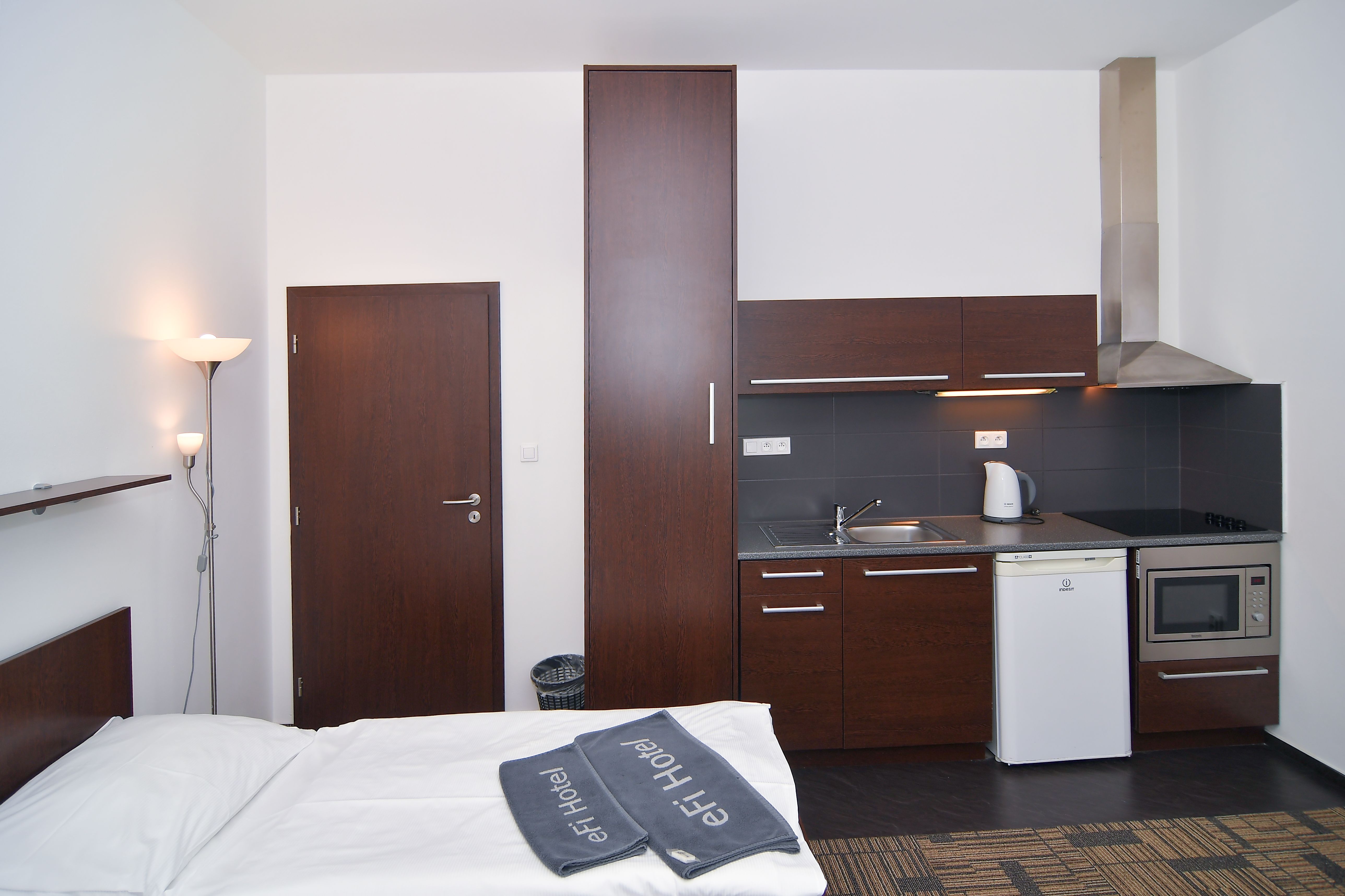 ObĂ˝vacĂ­ pokoj s kuchyĹ?skou linkou