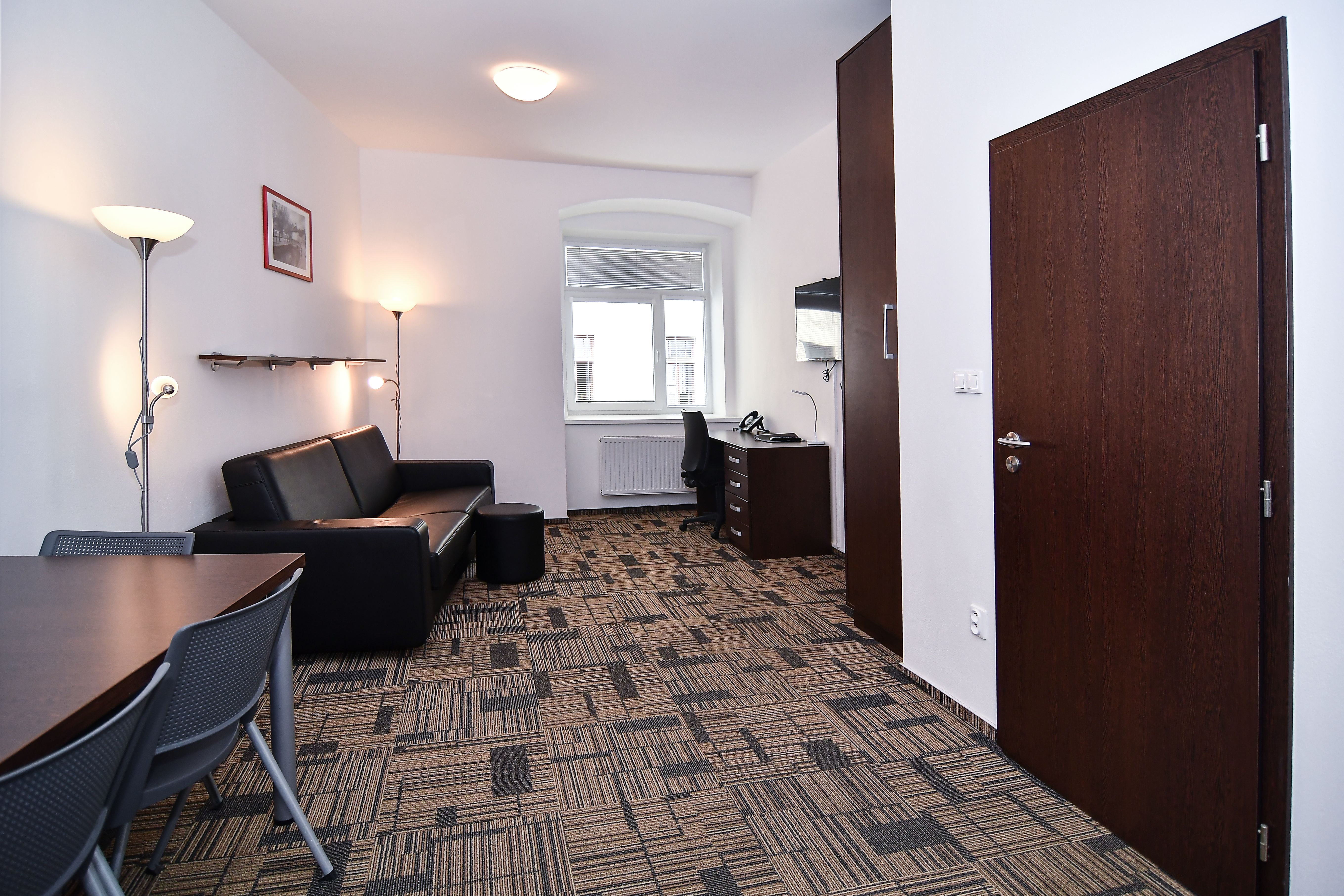 obĂ˝vacĂ­ pokoj s rozklĂĄdacĂ­ sofa 