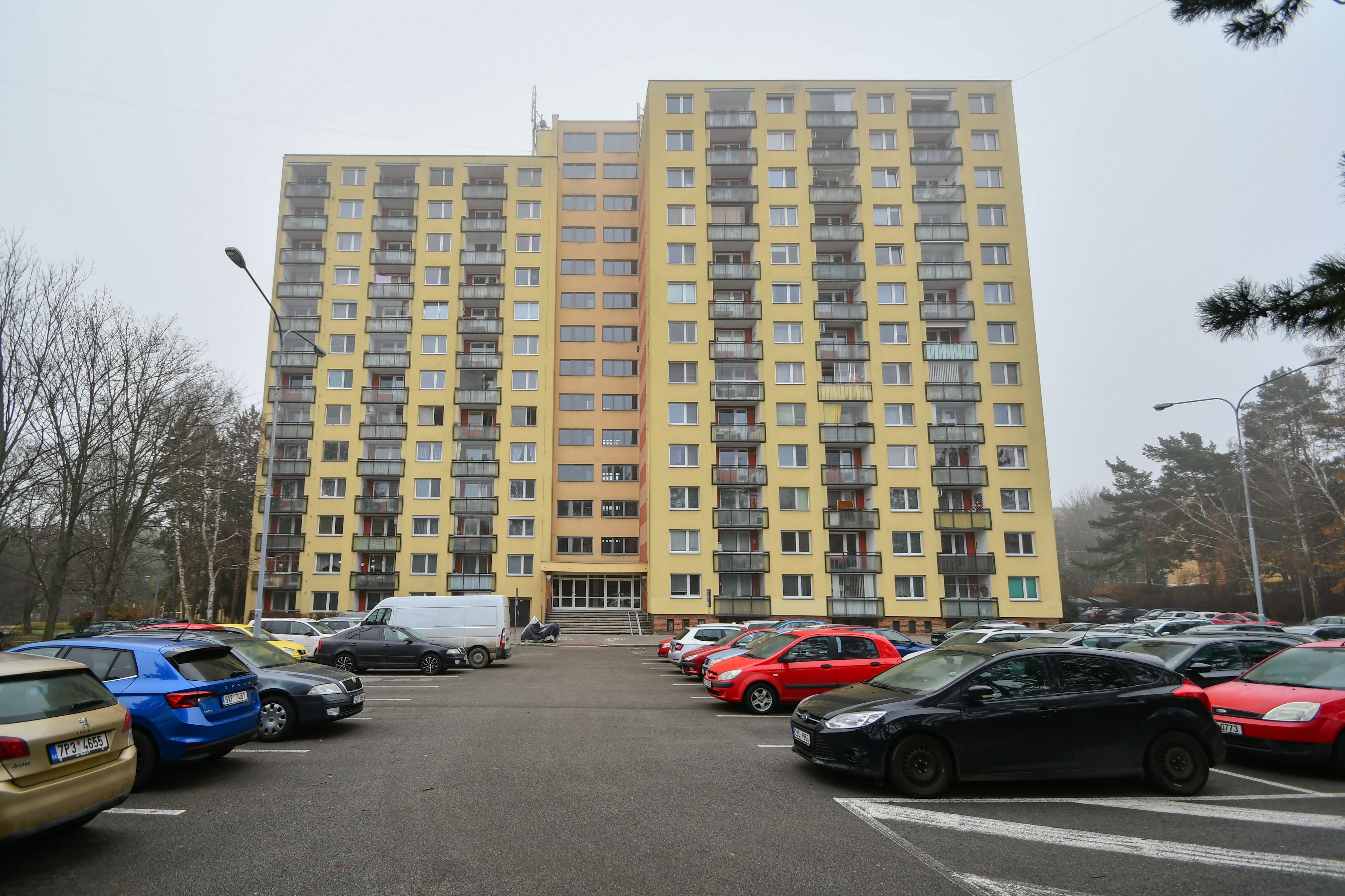 bytovĂ˝ dĹŻm mĂĄ k dispozici rozsĂĄhlĂŠ parkoviĹĄt