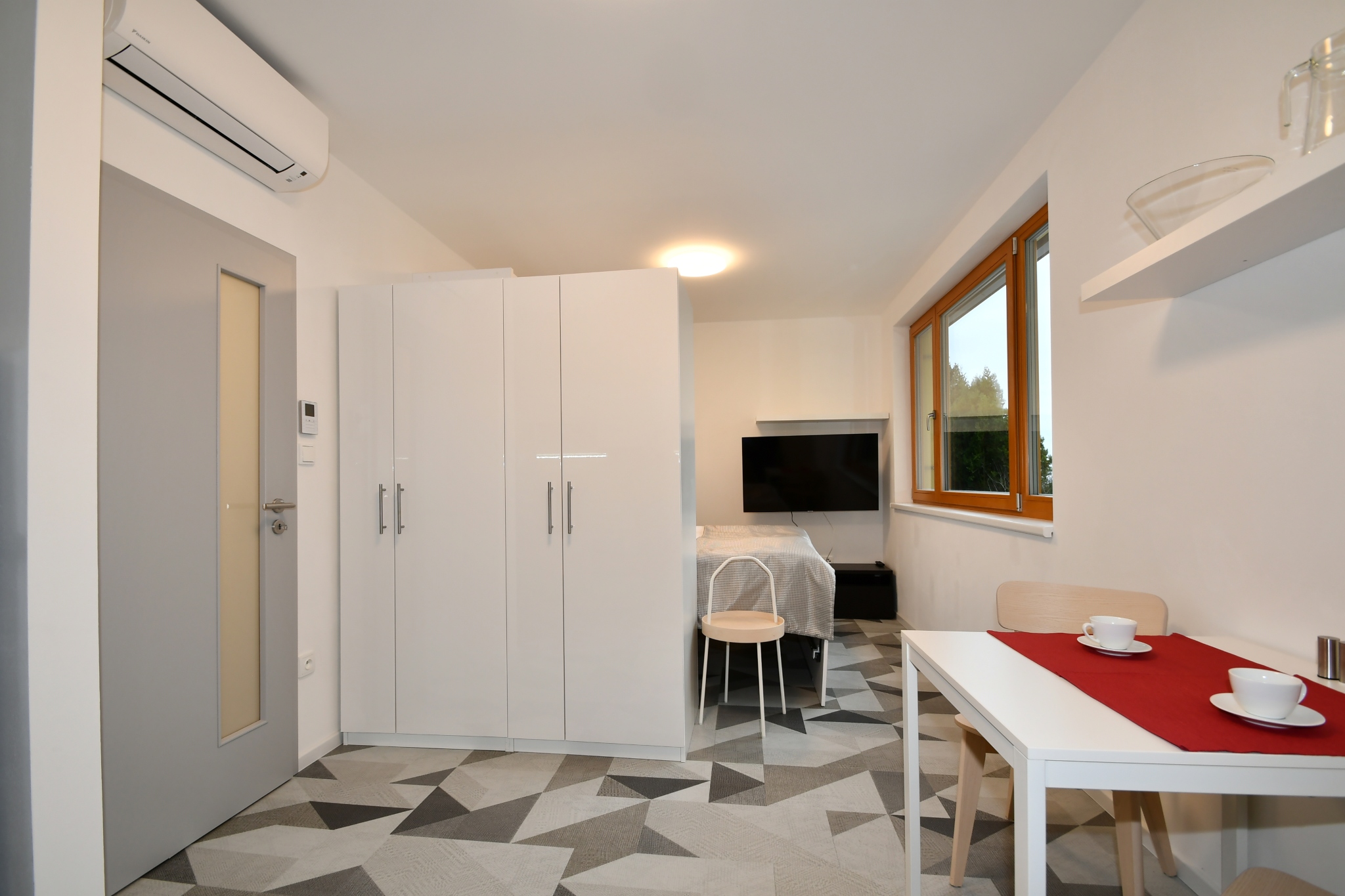 Pokoj s klimatizaÄ?nĂ­ jednotkou a s oknem do dvor