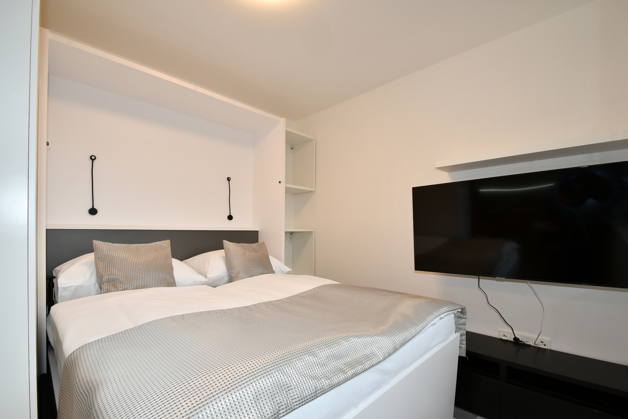 RozklĂĄdacĂ­ postel v rozloĹženĂŠm stavu.