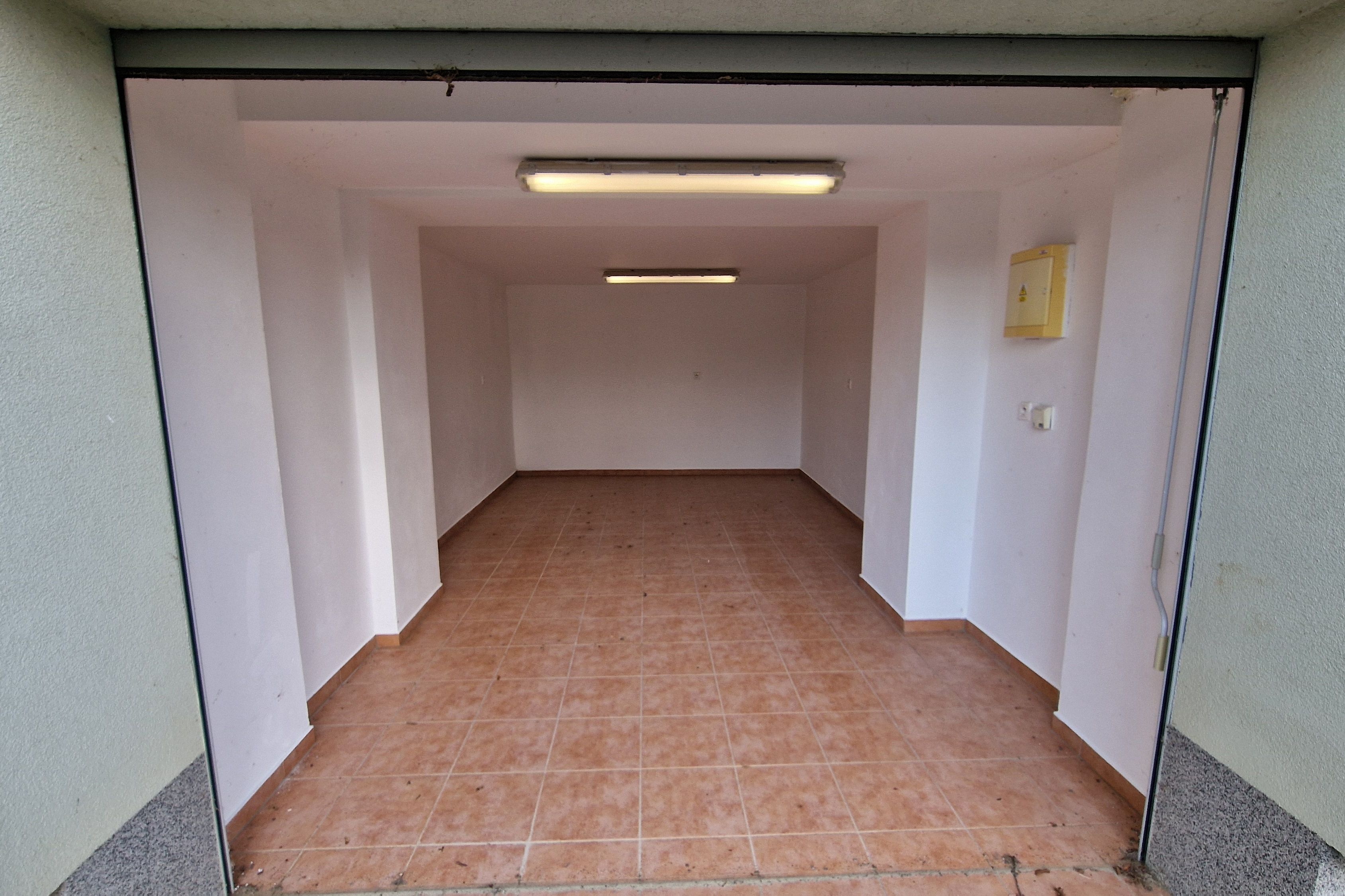 garĂĄĹž je vybavena osvÄ?tlenĂ­m a pĹ?Ă­pojkami el