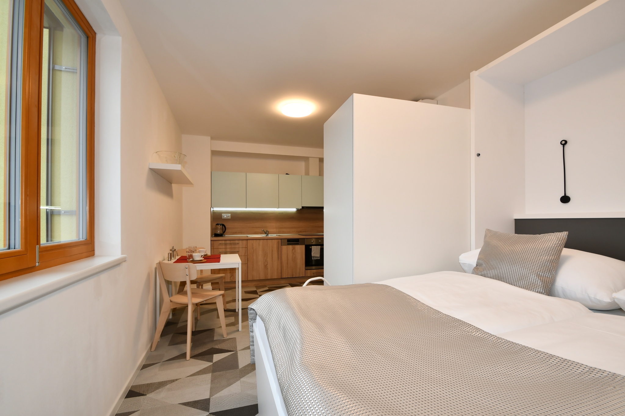 Pokoj s kuchyĹ?skou linkou.