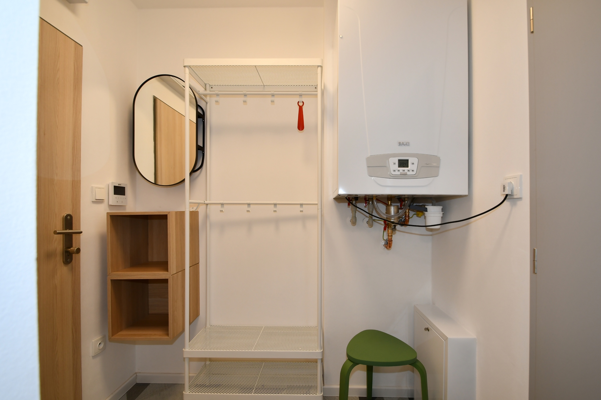 V pĹ?edsĂ­ni je umĂ­stÄ?n plynovĂ˝ kotel pro vytĂĄ