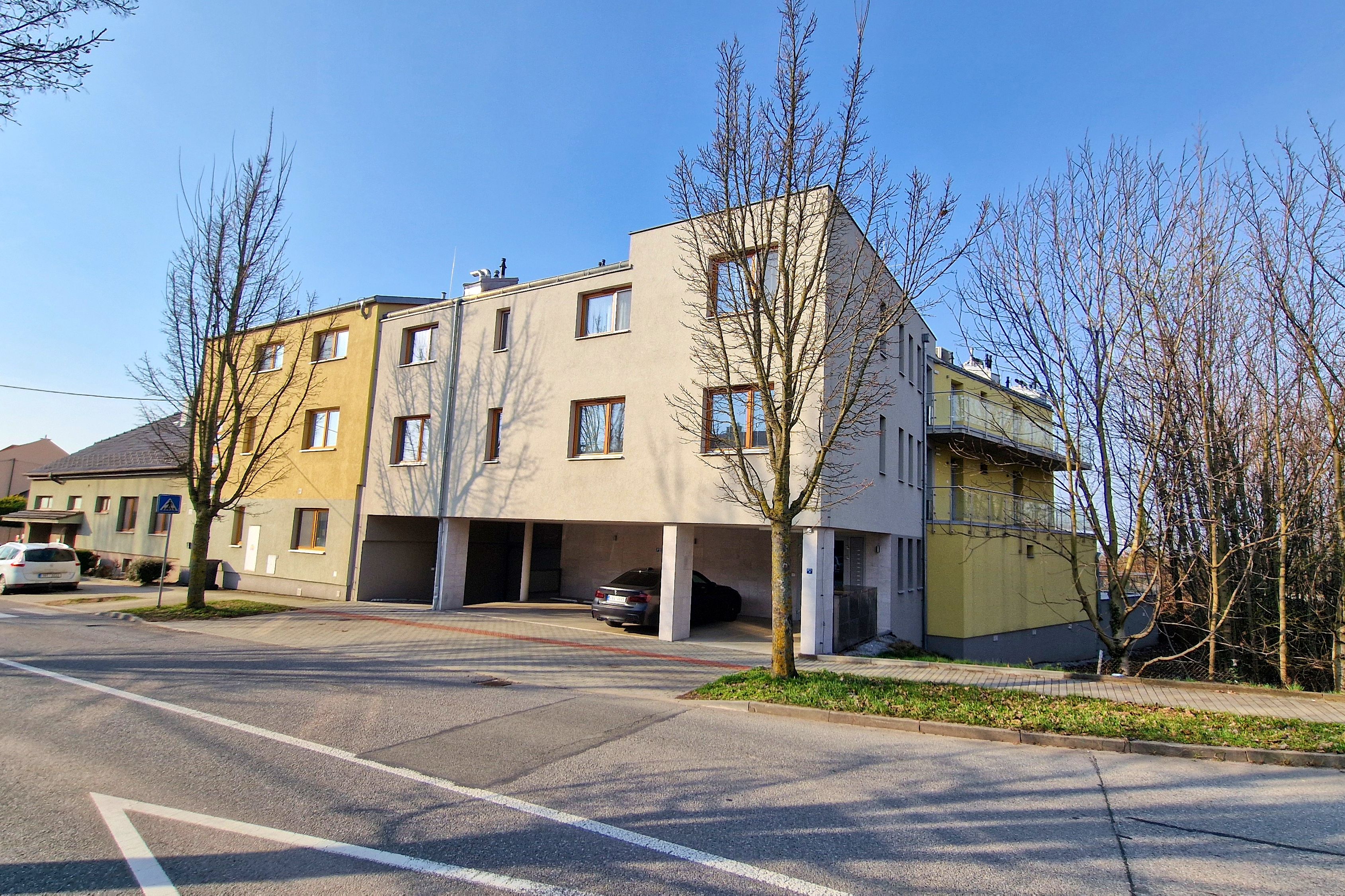 pohled z ulice Holzova na bytovĂŠ domy Ä?Ă­slo 30 