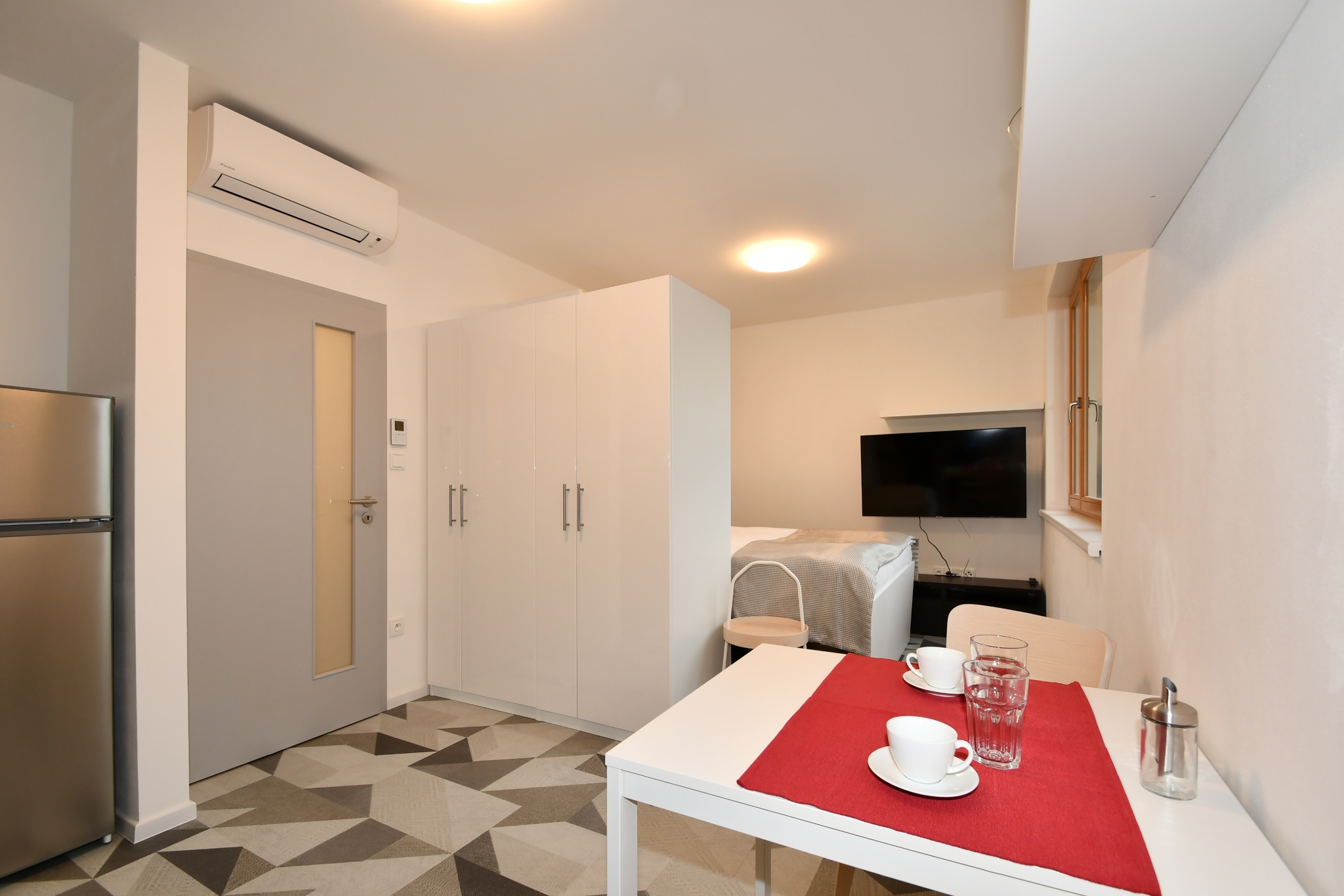 Pokoj s kuchyĹ?skou linkou.