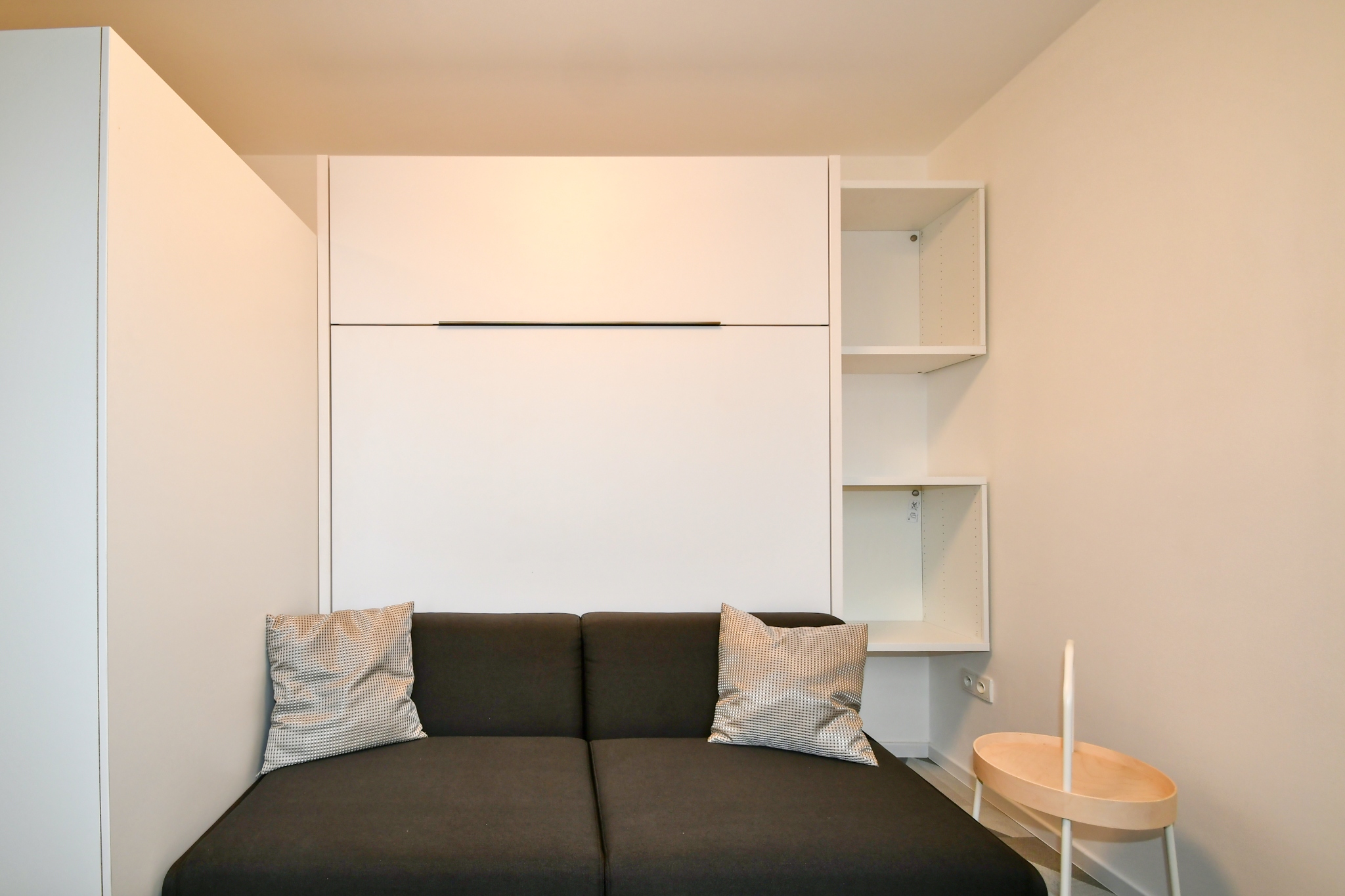 RozklĂĄdacĂ­ postel ve sloĹženĂŠm stavu.