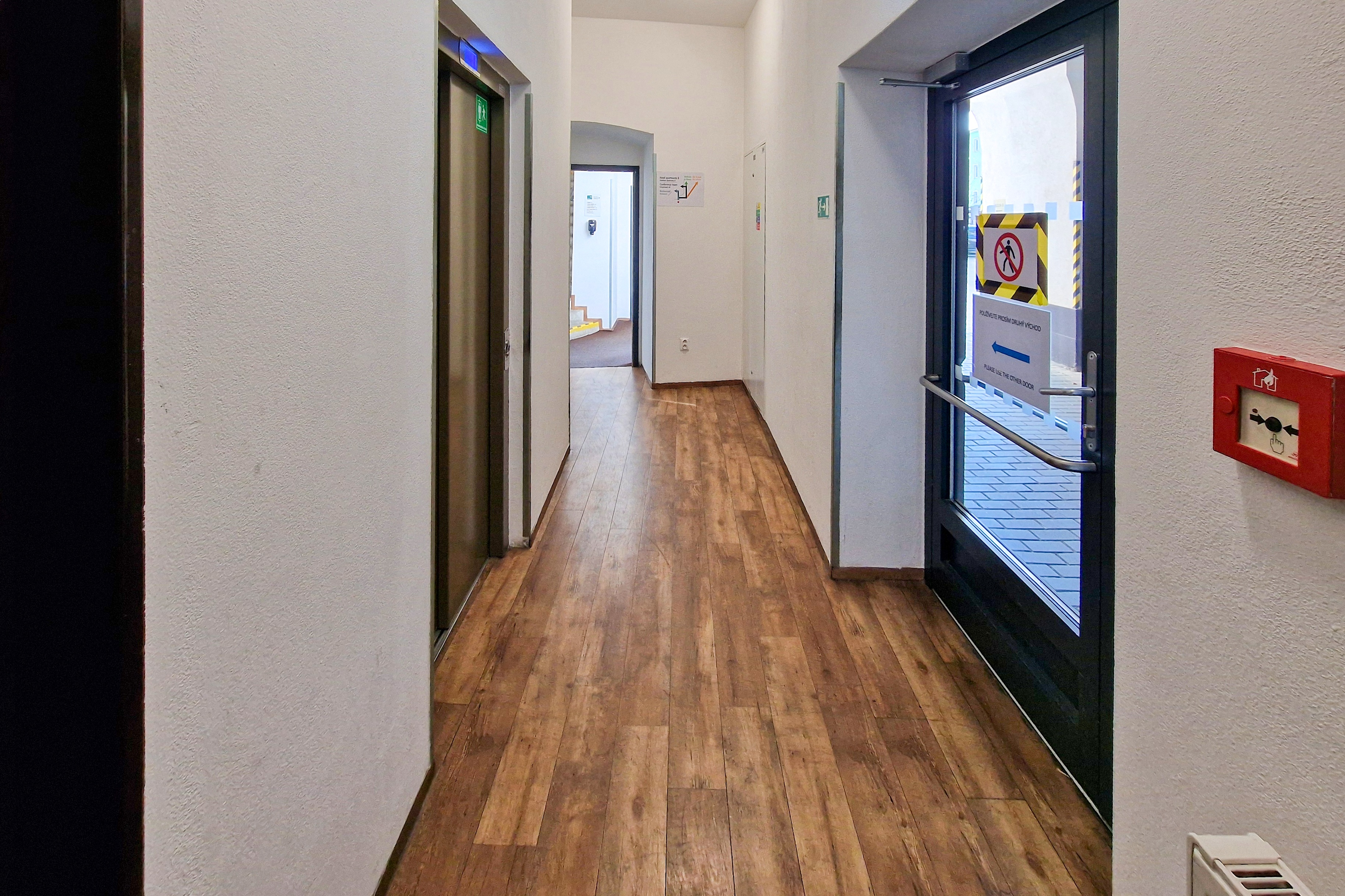 PrĹŻchod od recepce ke schodiĹĄti a k vĂ˝tahu