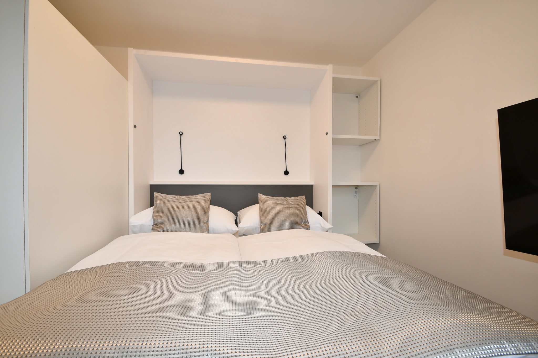 RozklĂĄdacĂ­ postel v rozloĹženĂŠm stavu.