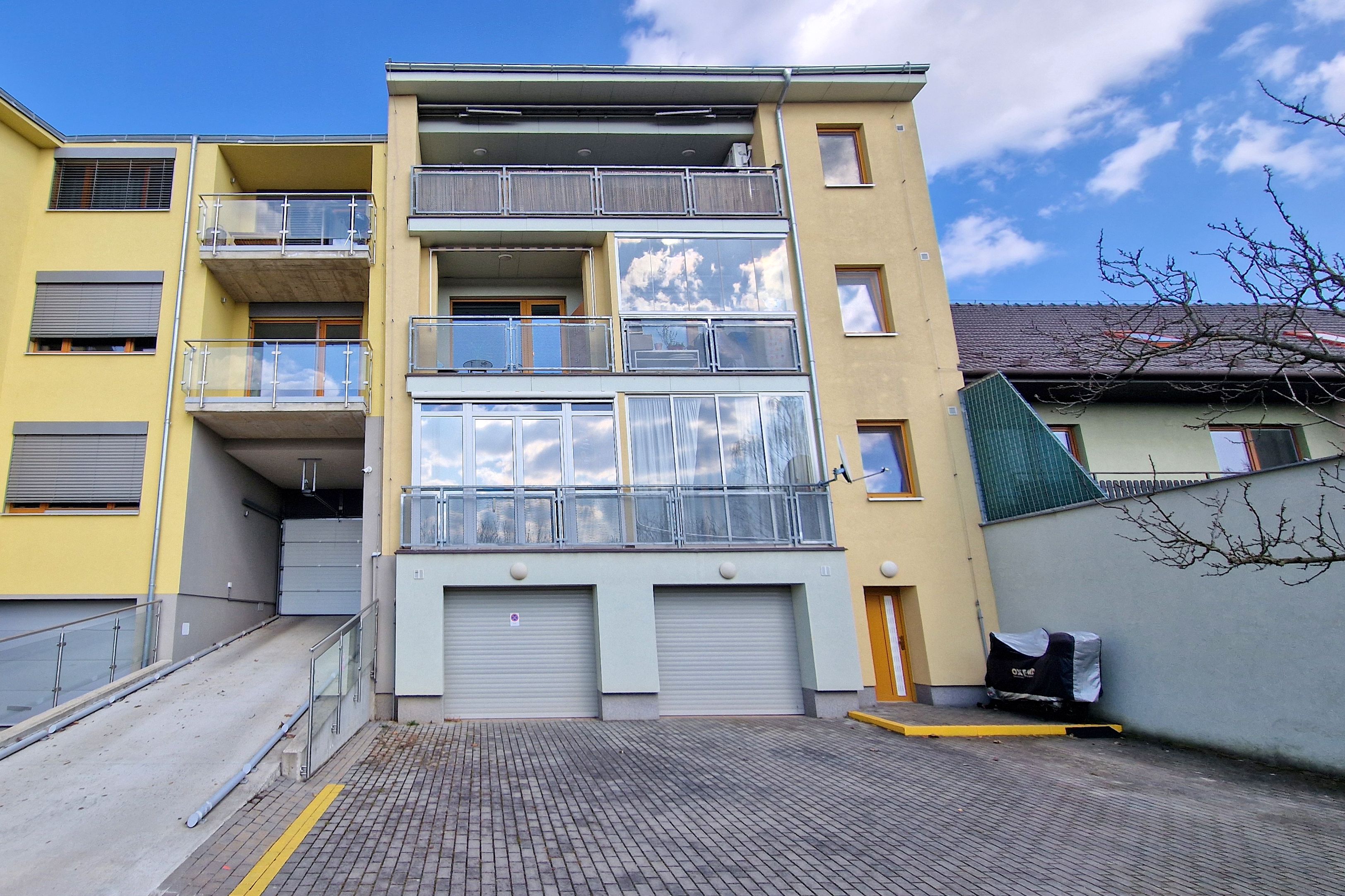 do garĂĄĹže se dostanete prĹŻjezdem z ulice Holzov