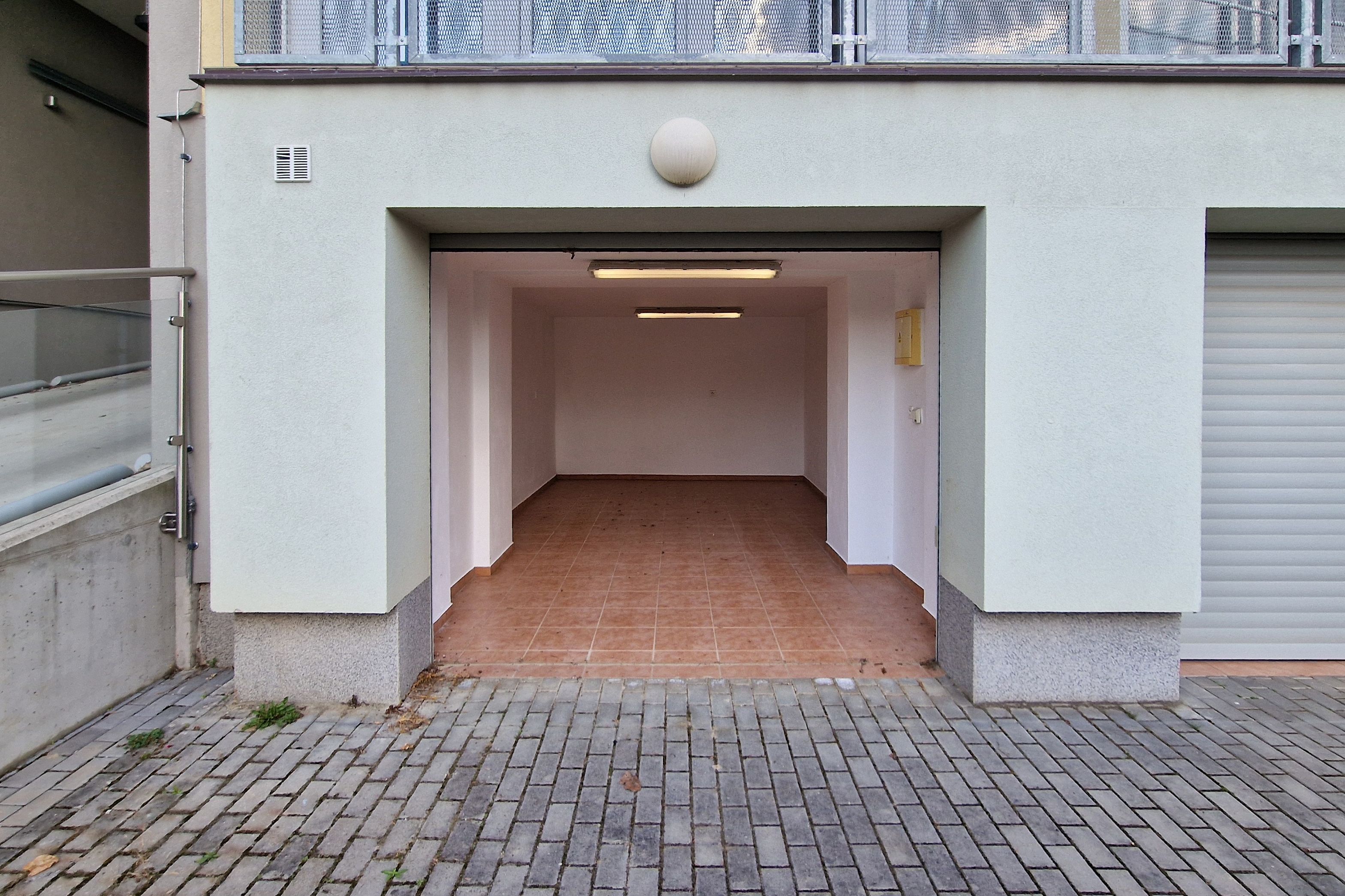 vjezd do garĂĄĹže je z dvornĂ­ Ä?ĂĄsti domu