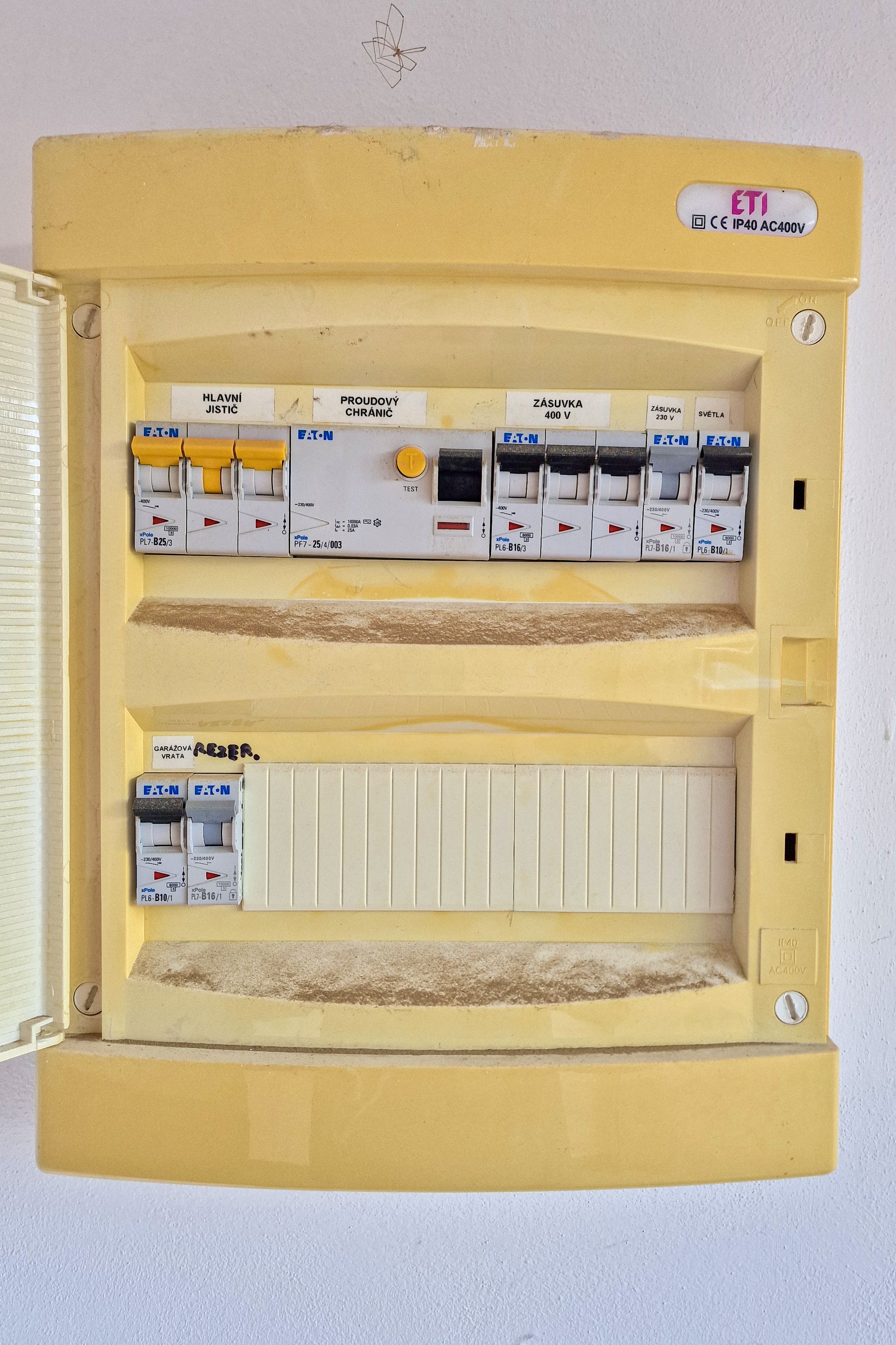 elektro rozvadÄ?Ä? umĂ­stÄ?nĂ˝ v garĂĄĹži