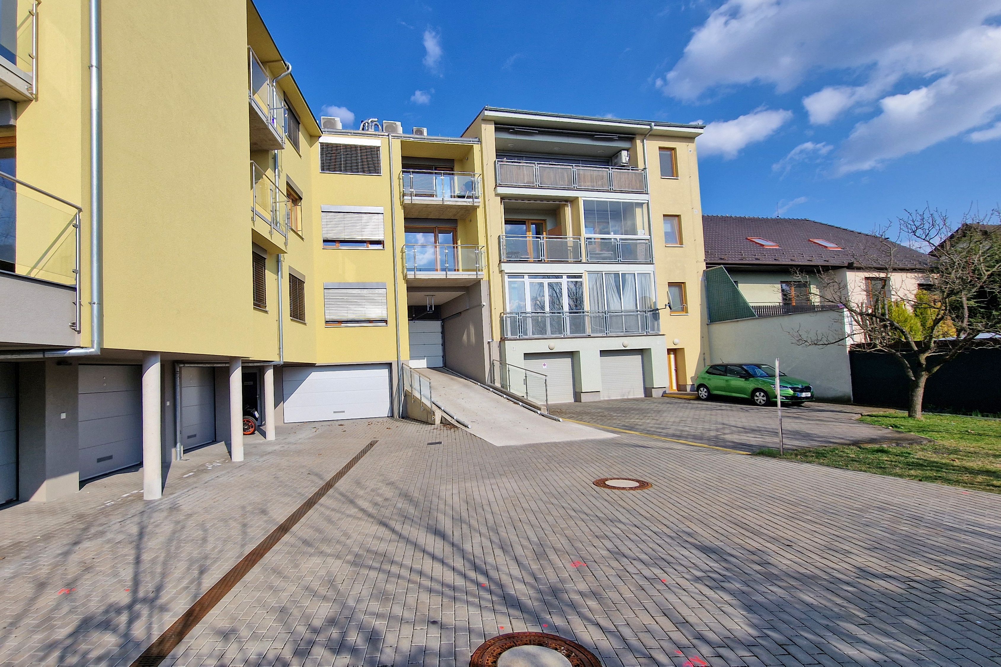 dvornĂ­ Ä?ĂĄst bytovĂ˝ch domĹŻ Holzova 28 a Holzov