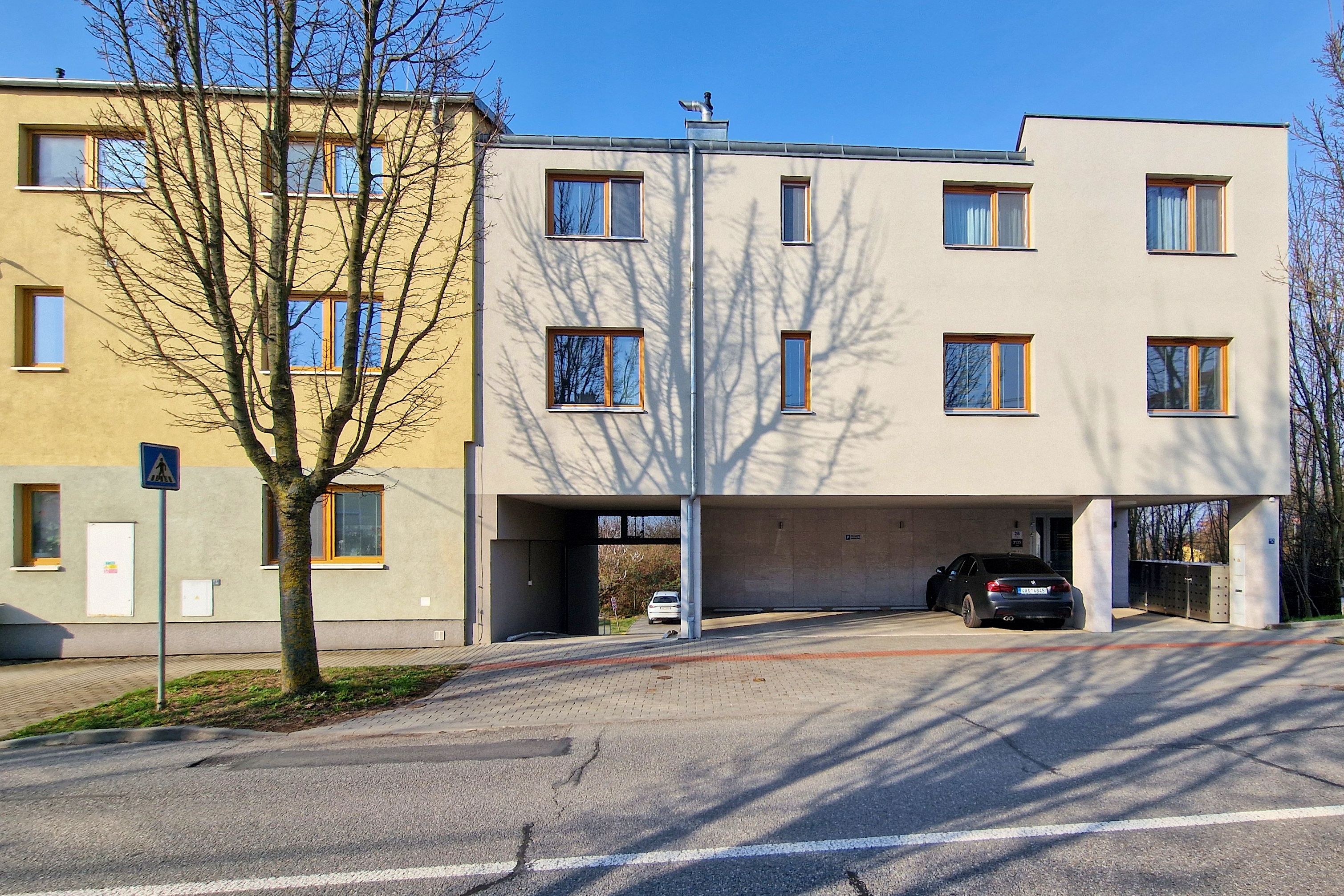 pohled na otevĹ?enĂ˝ prĹŻjezd do dvornĂ­ Ä?ĂĄsti b