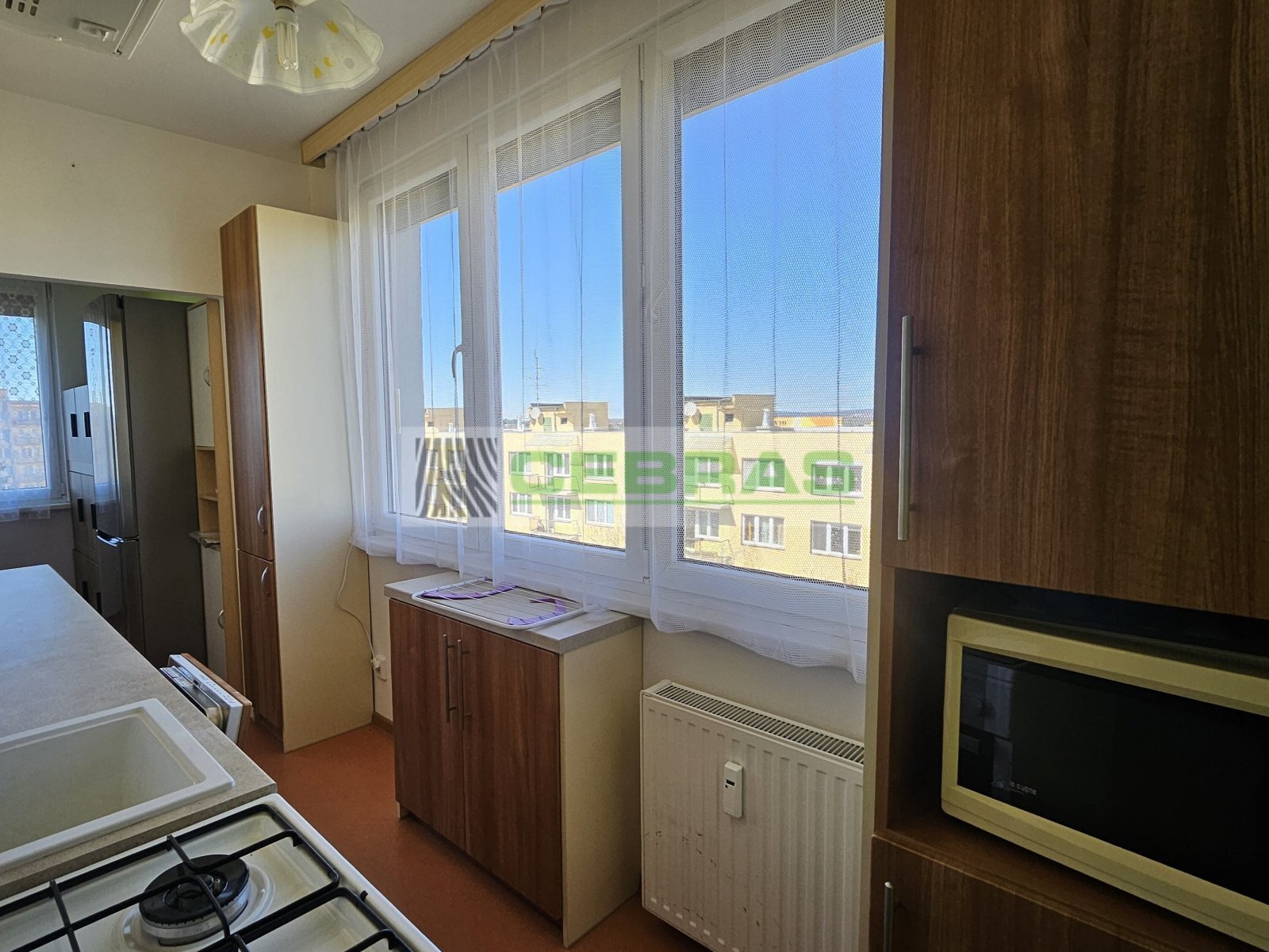 Kuchyň s linkou, sporákem a potravinovými skříněmi