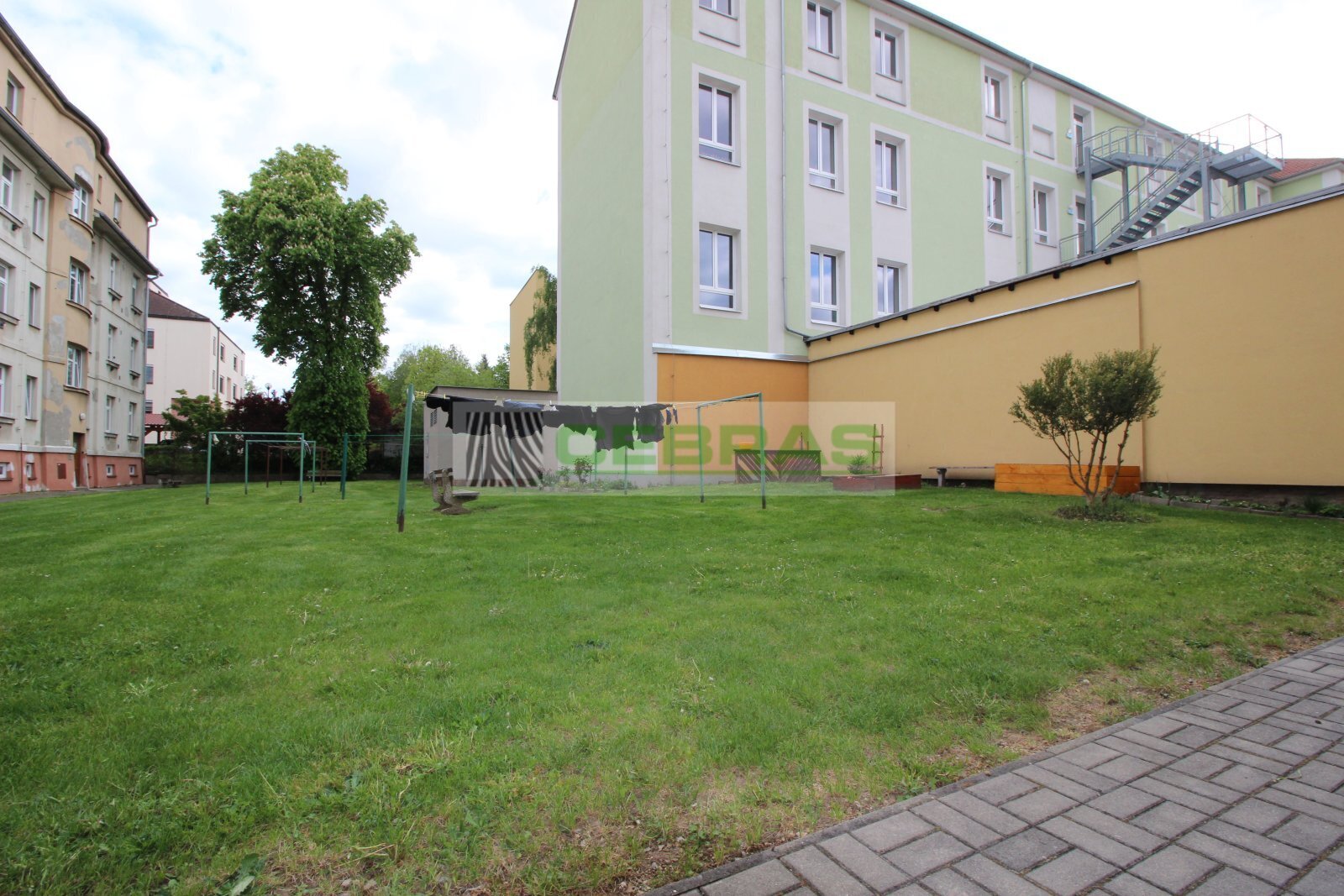 Zahrada ve vnitrobloku je k užívání