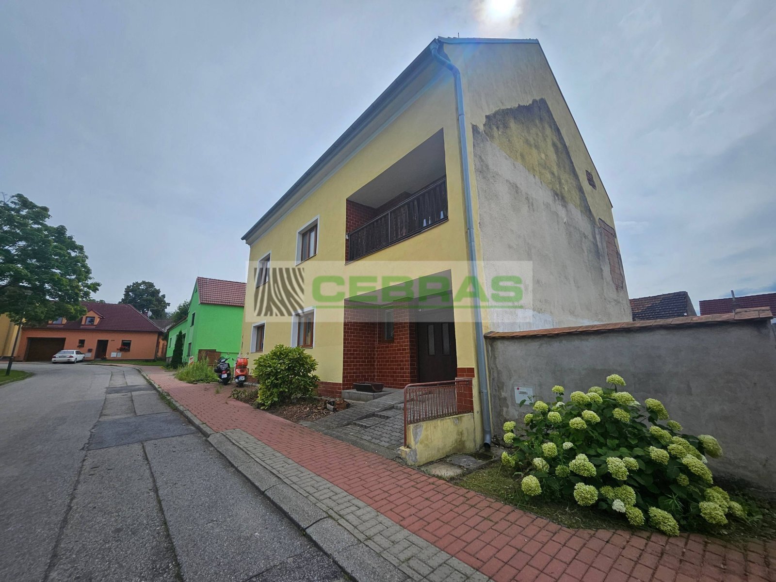 Vedlejší nemovitost může být koupena zároveň s pozemkem.