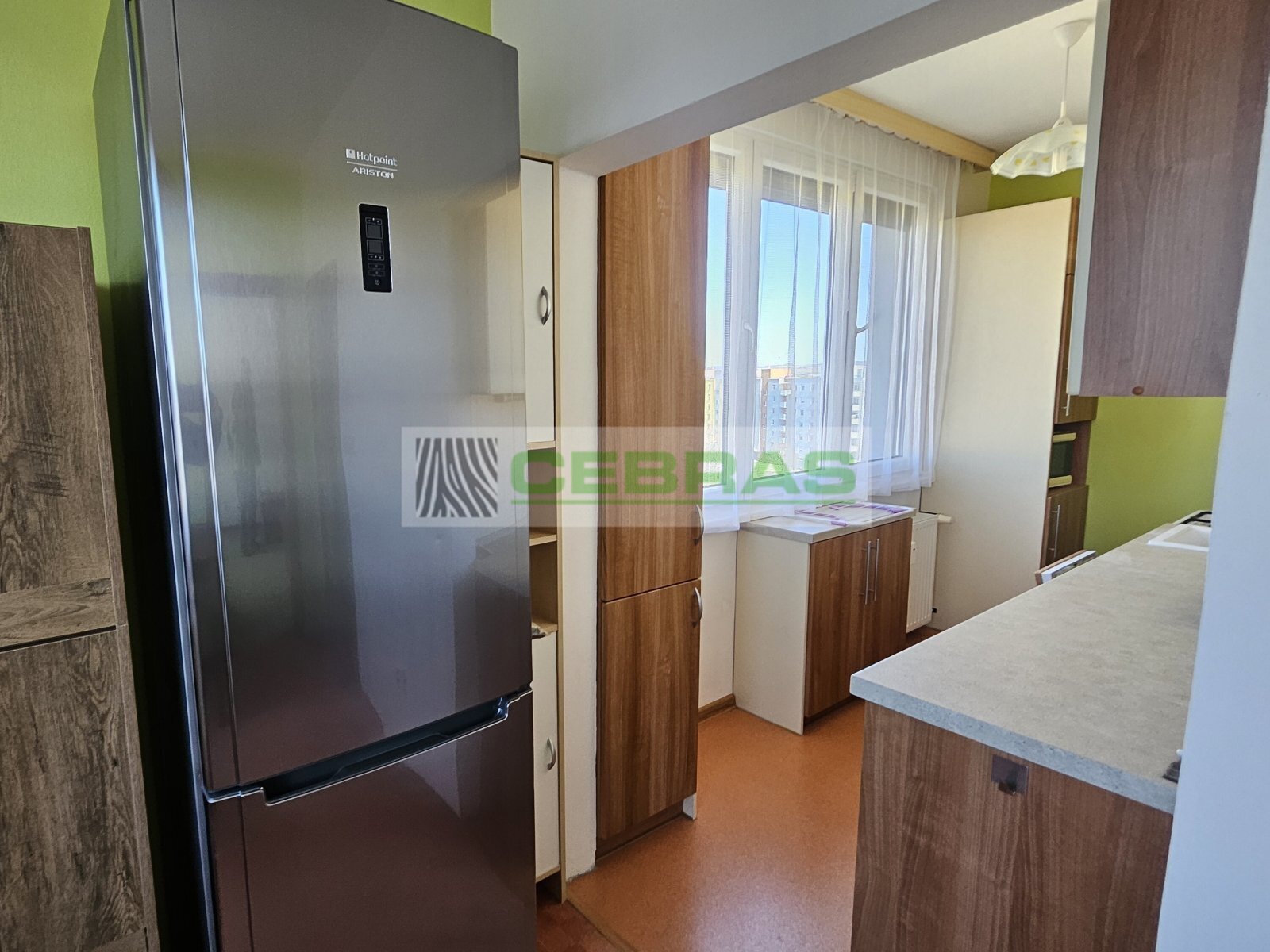 Jídelna s lednicí a skříní (pohled do kuchyně)