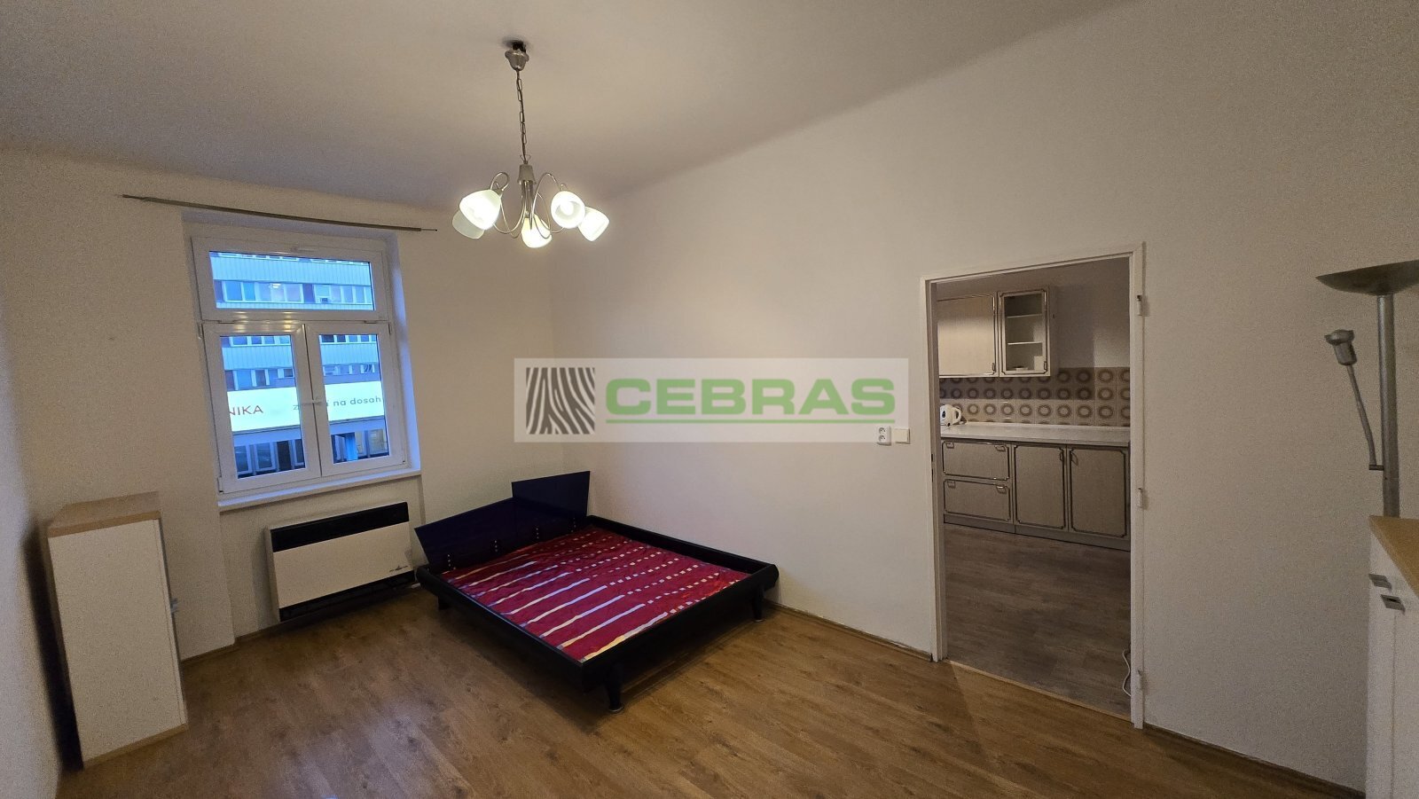 Samostatný pokoj je částečně vybavený nábytkem