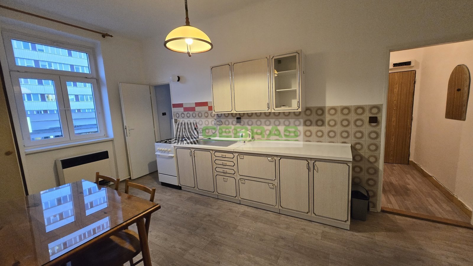 Kuchyň linkou a kombinovaným sporákem, pohled do p