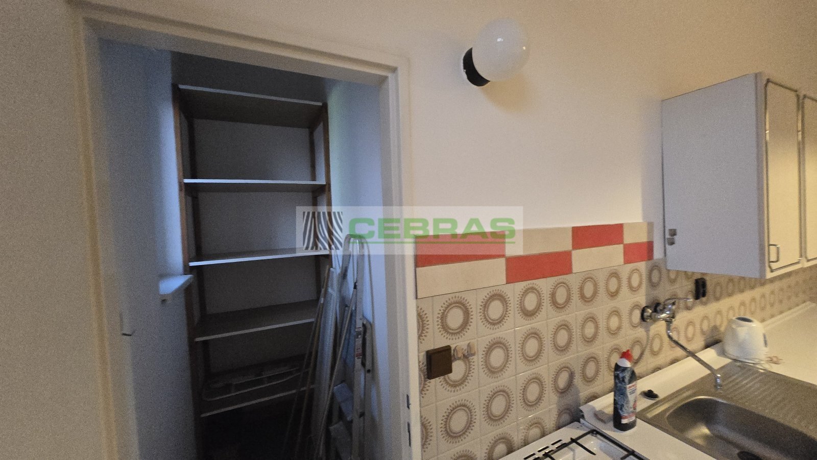 Ke kuchyni náleží komora