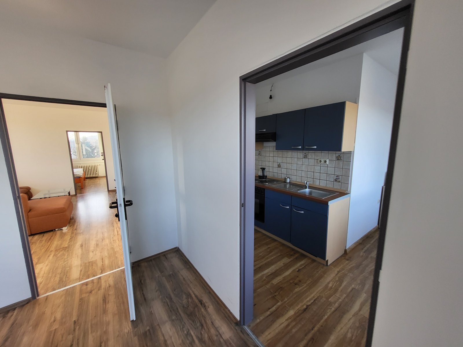 Pohled do kuchyně i všech tří pokojů