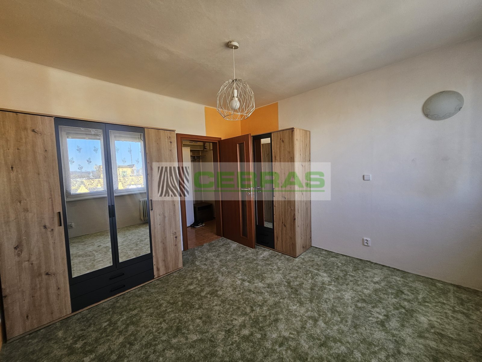 Samostatný pokoj se skříněmi