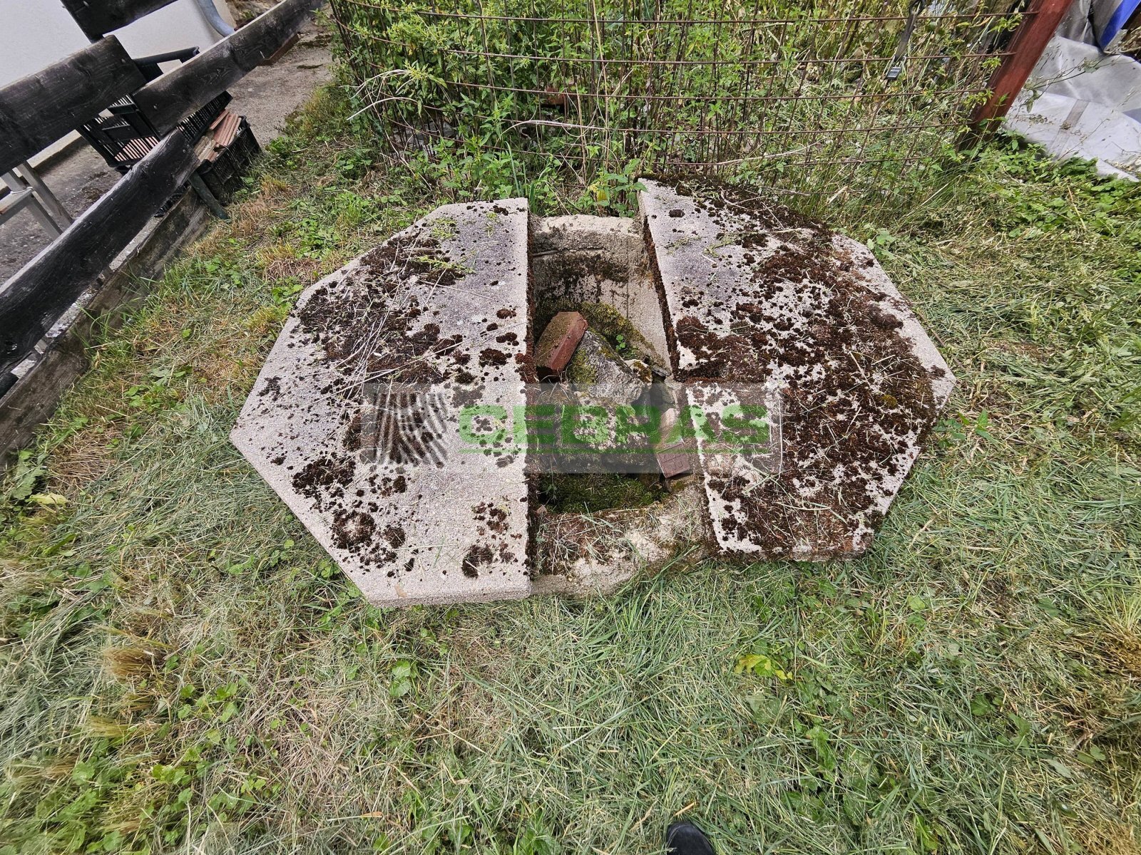 Na pozemku se nachází studna, která není využívaná.