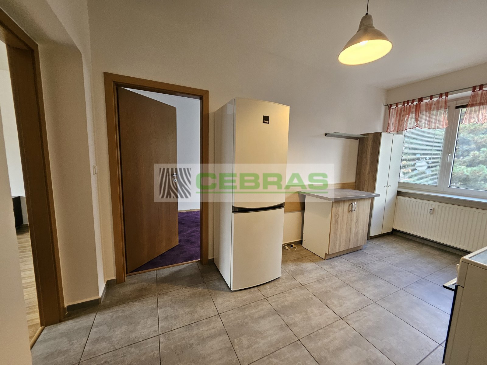 Kuchyň s oknem do zahrady