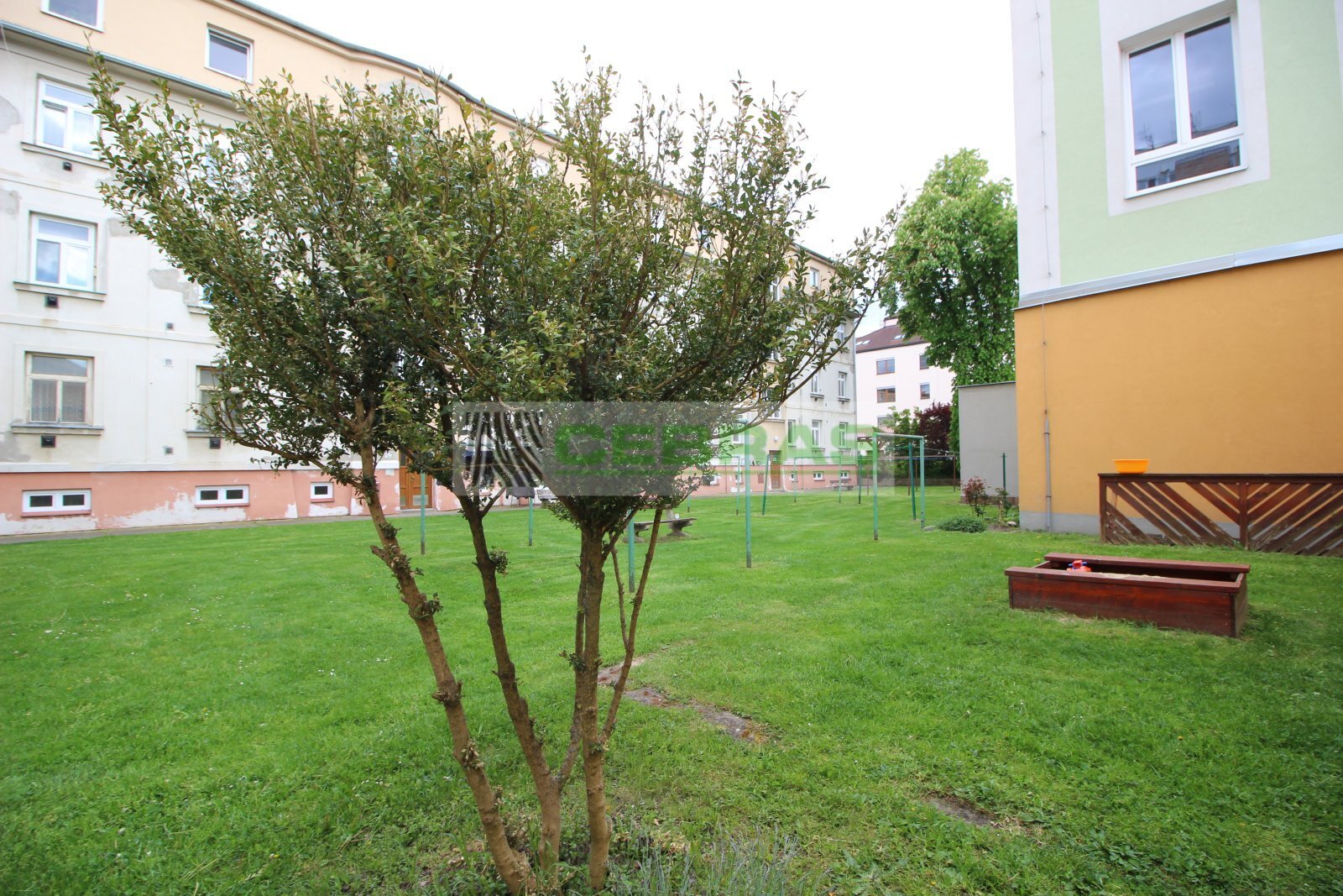 Zahrada ve vnitrobloku je k užívání