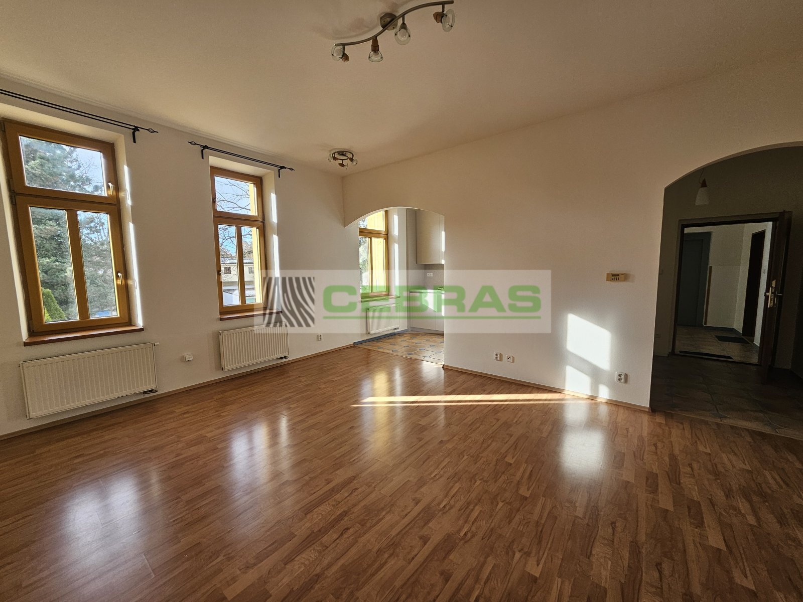 Pohled na hlavní místnost a vstupní chodbu